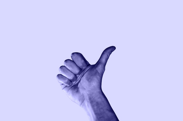 Collage di arte minimalista contemporanea nei colori viola neon con la mano che mostra il pollice in su
