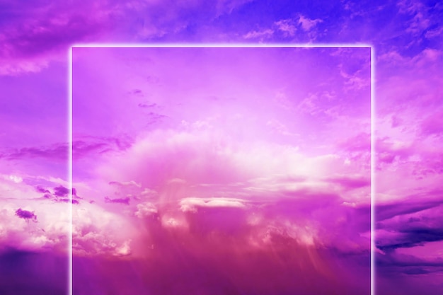 Collage di arte moderna estetica con cielo di nuvole in stile anni 80-90. Composizione del cielo naturale reale in luminosi colori al neon. Vaporwave, Cyberpunk, Synthwave, webpunk e stile surreale. Cultura zina.