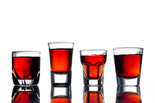 Collage di bicchieri con alcol su uno sfondo bianco.