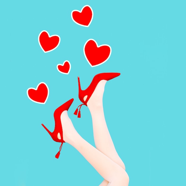 Collage di moda Scarpe rosse da donna retrò e vibrazioni dei cuori d'amore.