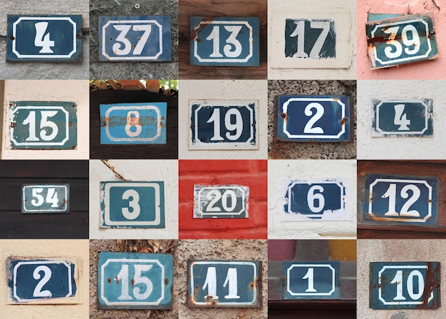 Collage di numeri civici alterati sulla parete