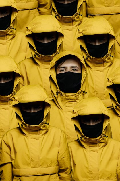 Collage di una foto dello stesso uomo che indossa una maschera protettiva nera durante una pandemia