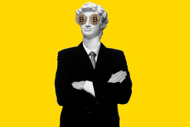 Collage moderno astratto. L'uomo con la testa in gesso di David Uomo d'affari sorridente in piedi con le braccia conserte con gli occhi bitcoin isolati su sfondo giallo