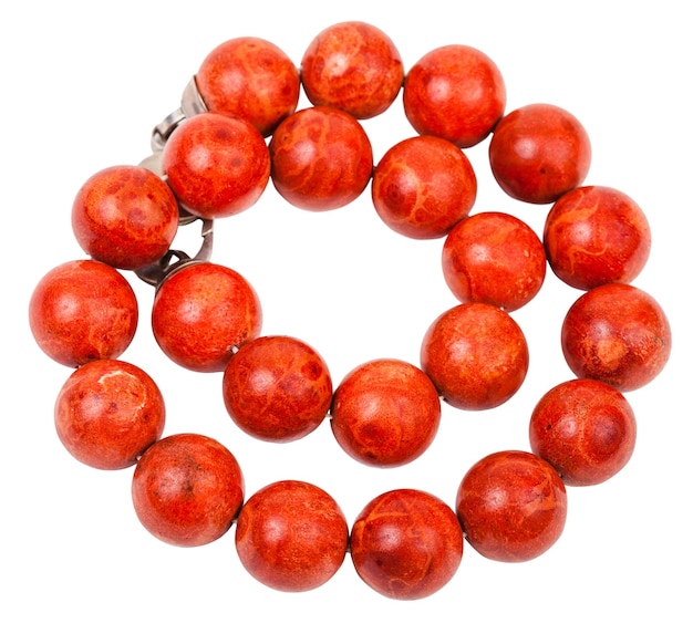 Collana aggrovigliata da perle di corallo rosso isolate