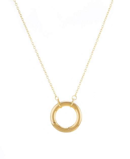 Collana d'oro con un pendente rotondo spesso sullo sfondo bianco