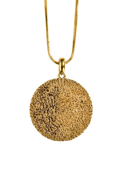 Collana d'oro isolata