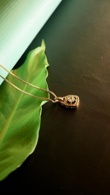 collana da donna in oro con foglie verdi