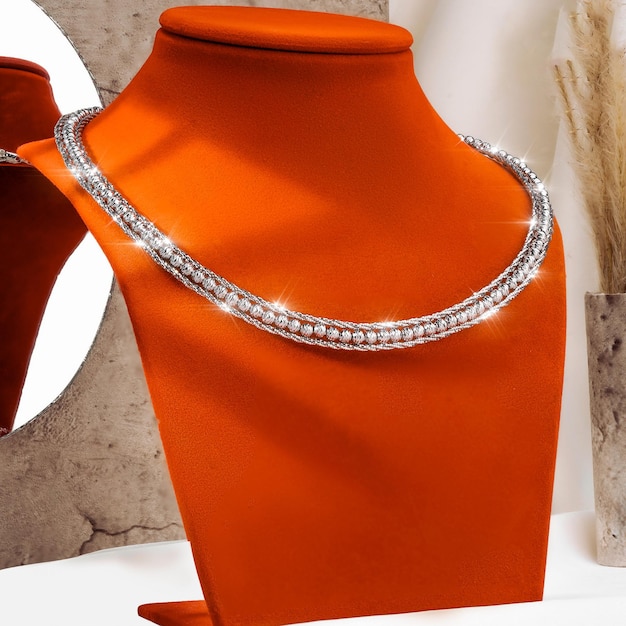 Collana di diamanti di lusso su manichino rosso