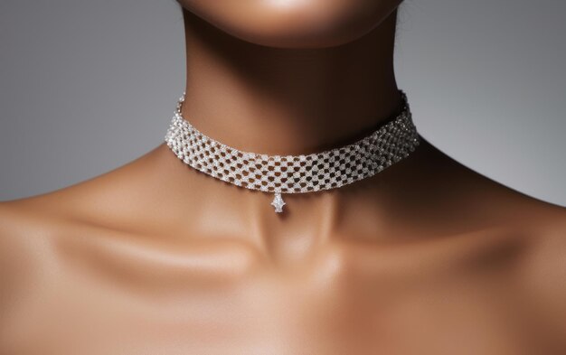 Collana di diamanti sul collo di una signora.