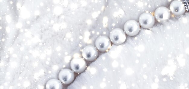 Collana di perle di moda gioielli per le vacanze invernali su sfondo di pelliccia stile glamour presente e regalo chic per il design di banner per lo shopping di marca di gioielli di lusso