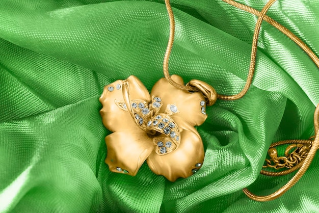 Collana in raso verde