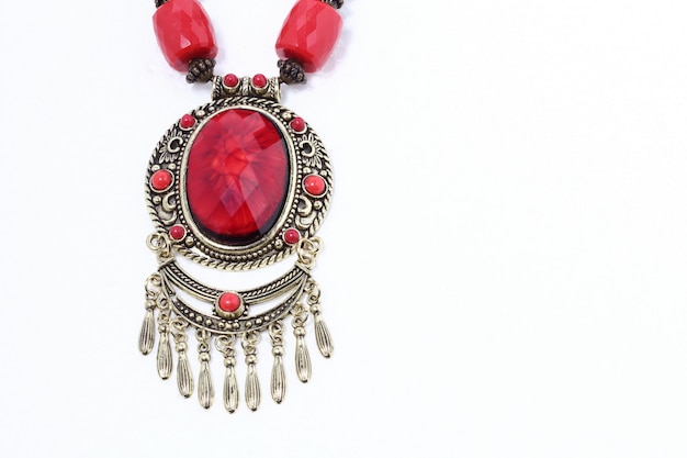 Collana tipica tribù africana con pietra preziosa rosso rubino e argento