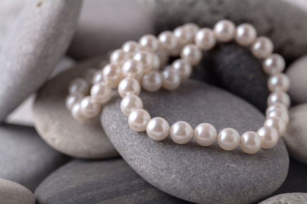 Collane e orecchini di perle