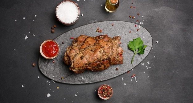 Collare di maiale al forno con spezie su una tavola di legno carne deliziosa e succosa