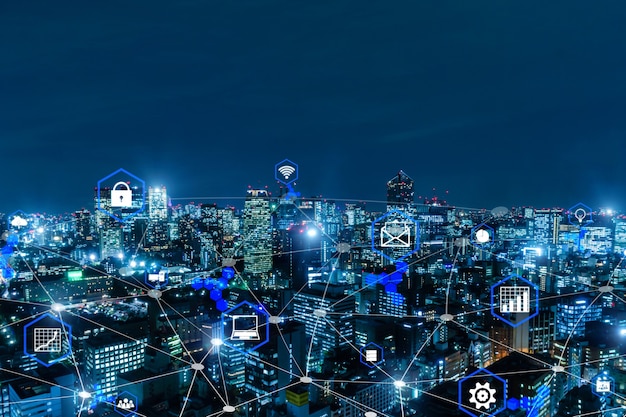 Collegamento multimediale globale che si connette sullo sfondo della città notturna