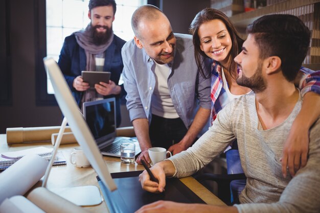 Colleghe creativi che sorridono mentre facendo una pausa collega maschio