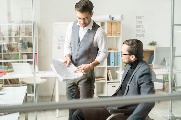 Colleghe di lavoro che discutono rapporto