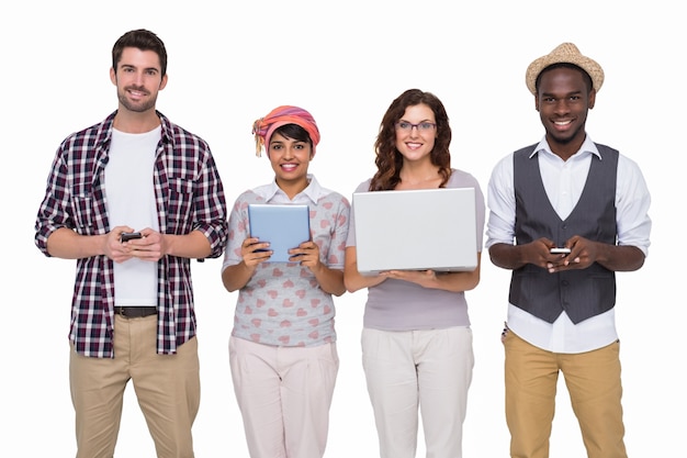 Colleghe sorridenti con la tecnologia in posa