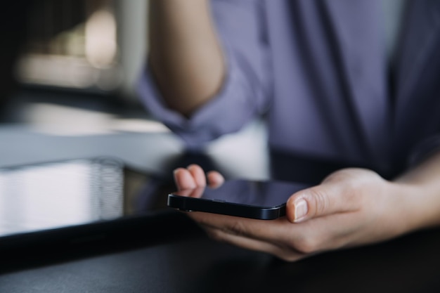 Colleghi asiatici uomo e donna che discutono e lavorano con il computer portatile sulla scrivania dell'ufficio