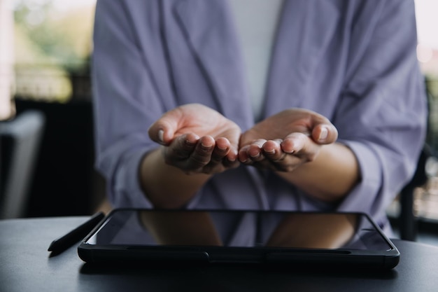 Colleghi asiatici uomo e donna che discutono e lavorano con il computer portatile sulla scrivania dell'ufficio