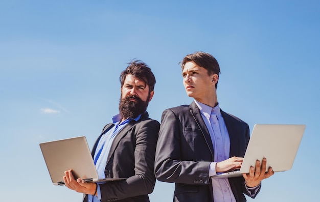 Colleghi Business concetto di lavoro di squadra Team con laptop Uomini d'affari Uomo d'affari che lavora insieme