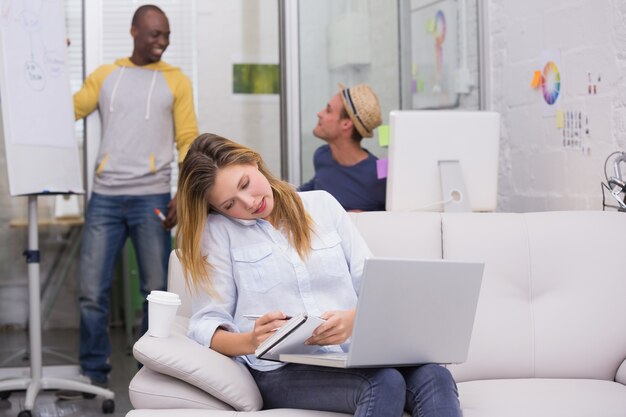 Colleghi casuali al lavoro in ufficio