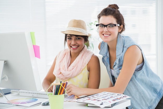 Colleghi casuali felici che lavorano insieme