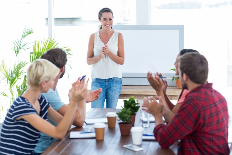 Foto colleghi che applaudono le mani in una riunione