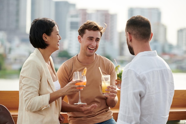 Colleghi che chiacchierano e ridono alla festa