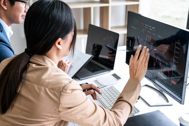 Colleghi che discutono al computer sulla scrivania in ufficio