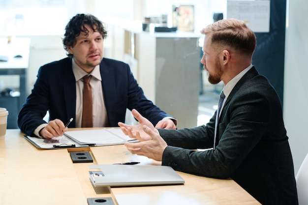 Colleghi che discutono del business plan in squadra