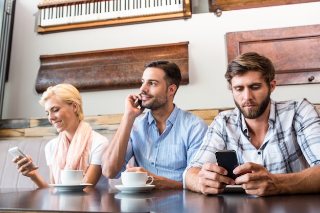 Colleghi che lavorano con gli smartphone