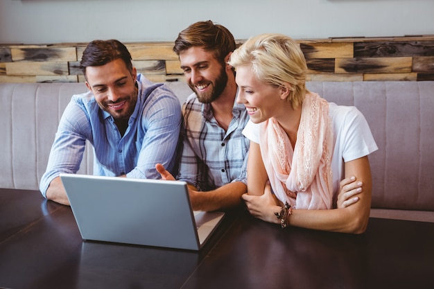 Colleghi che lavorano con laptop e tabet