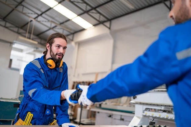 Colleghi che lavorano in fabbrica di mobili