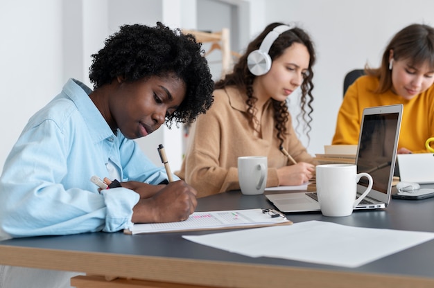 Colleghi che lavorano in team per un progetto