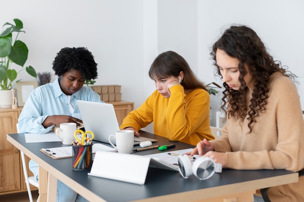 Colleghi che lavorano in team per un progetto