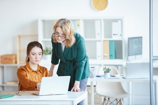 Colleghi che lavorano in ufficio