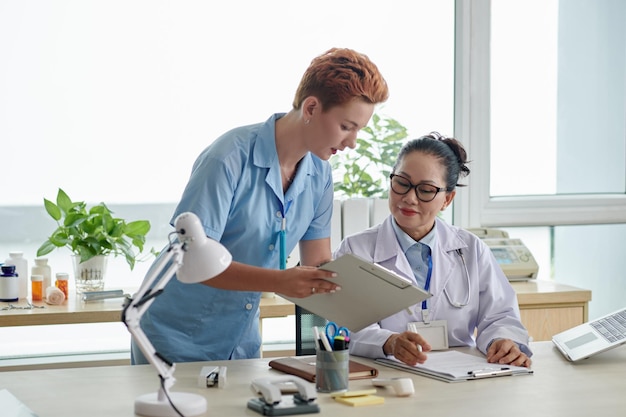 Colleghi che lavorano insieme allo studio medico