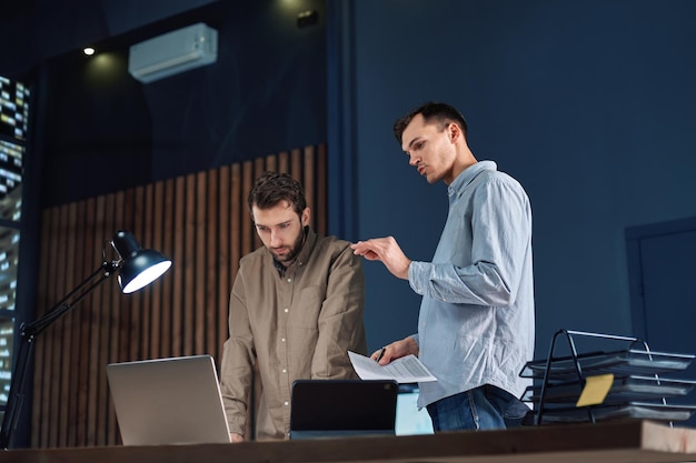 Colleghi che lavorano su un nuovo progetto fuori orario