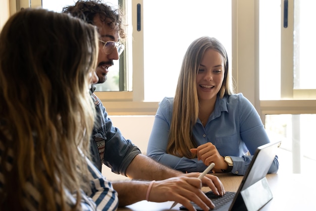 colleghi che si incontrano in ufficio condividendo idee creative