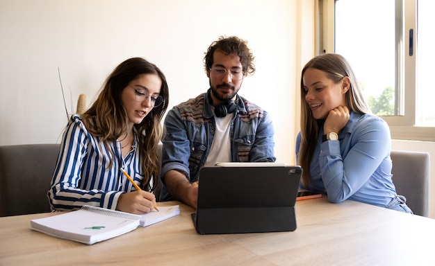 colleghi che si incontrano in ufficio per vedere progetti e fare brainstorming