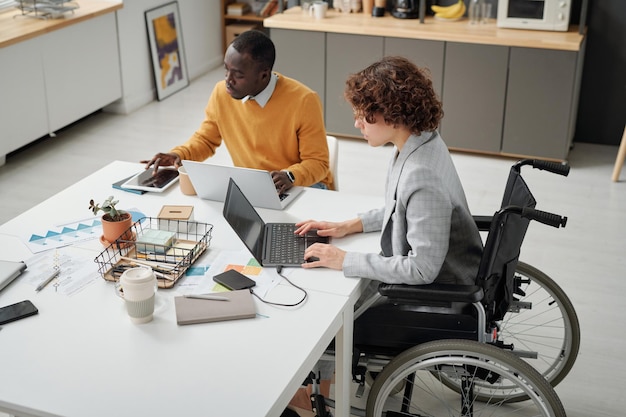 Colleghi che utilizzano i computer in ufficio