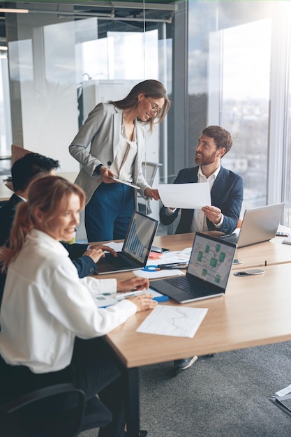 Colleghi d'affari che lavorano in ufficio