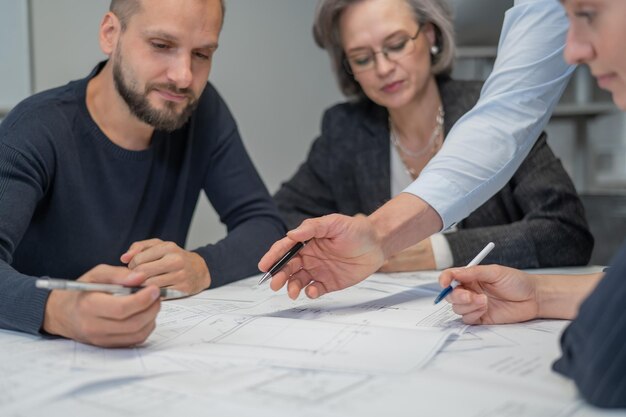 Colleghi d'affari che lavorano in ufficio