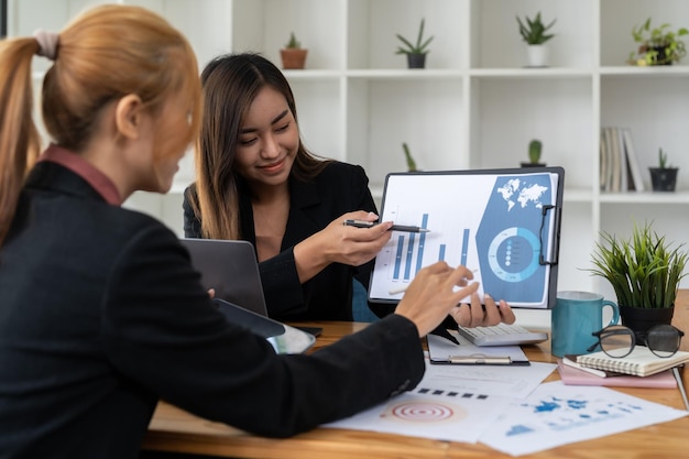 Colleghi d'affari che lavorano in ufficio