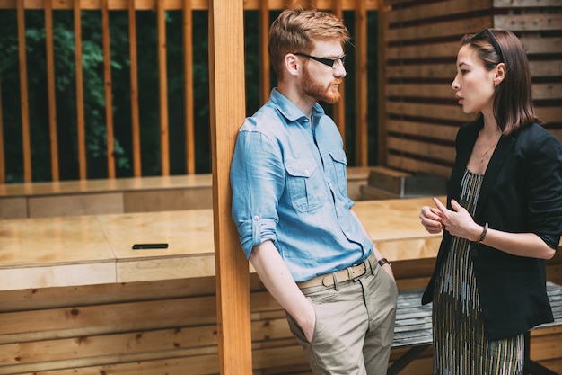 Colleghi del team che discutono problemi di lavoro