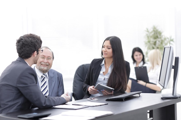 Colleghi di lavoro alla loro scrivania in ufficio