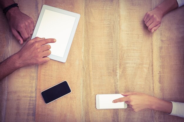 Colleghi di lavoro casual che utilizzano diversi dispositivi