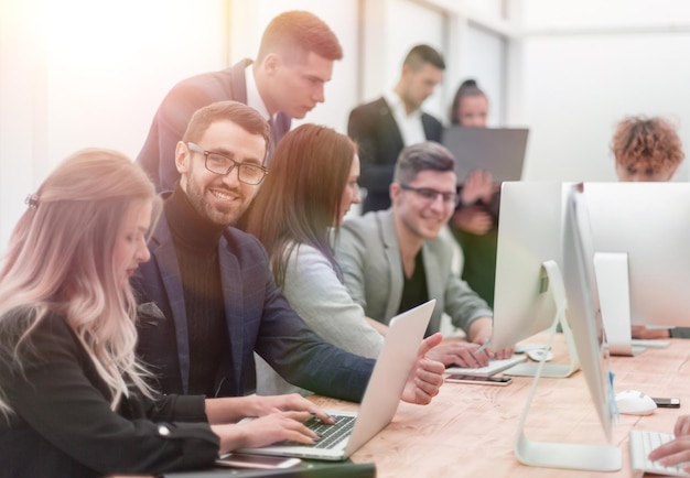 colleghi di lavoro che analizzano le informazioni che entrano in ufficio. foto con spazio di copia