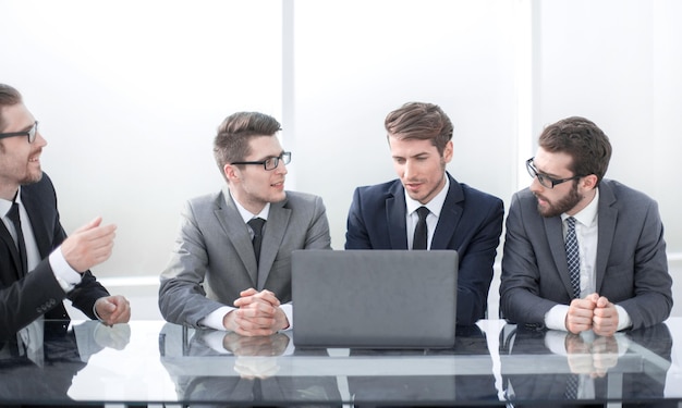 Colleghi di lavoro che discutono del piano aziendale alla riunione